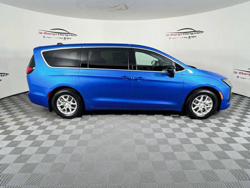 2027 Chrysler Pacifica Select