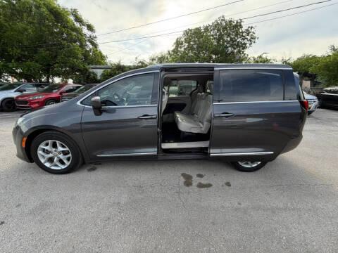 2017 Chrysler Pacifica Touring-L Plus