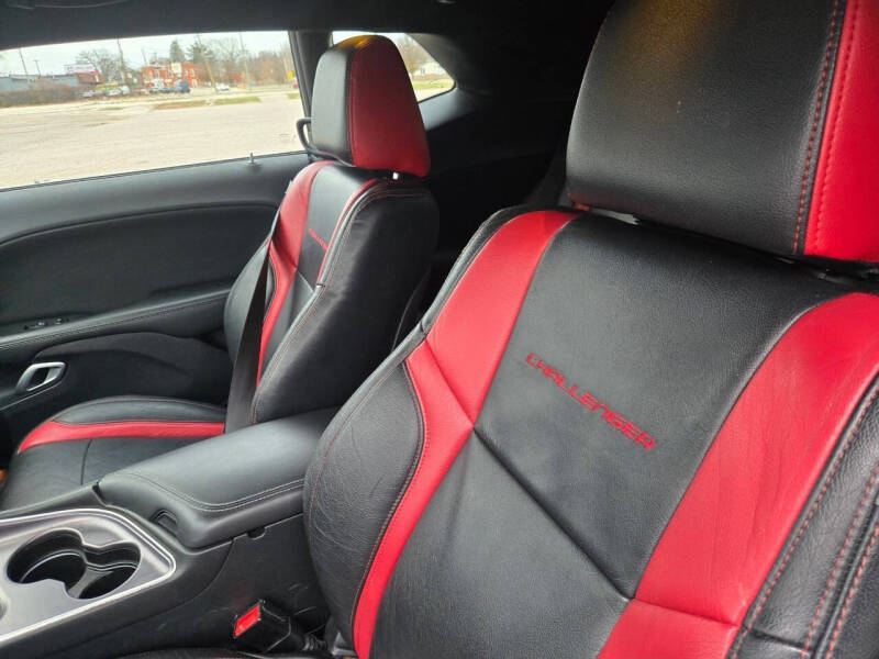 2016 Dodge Challenger SXT Plus