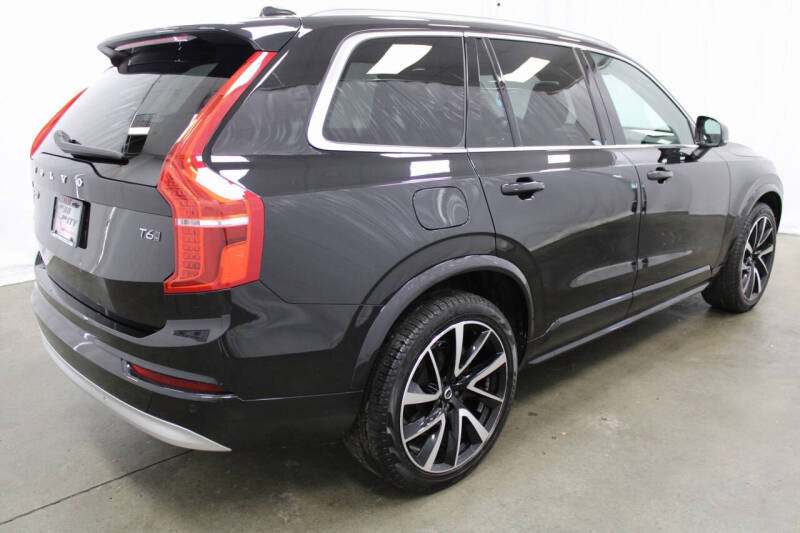 2022 Volvo XC90 T6 Momentum 6-Passenger