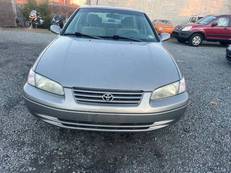 1998 Toyota Camry LE photo 2