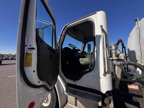 2004 Freightliner M2 106