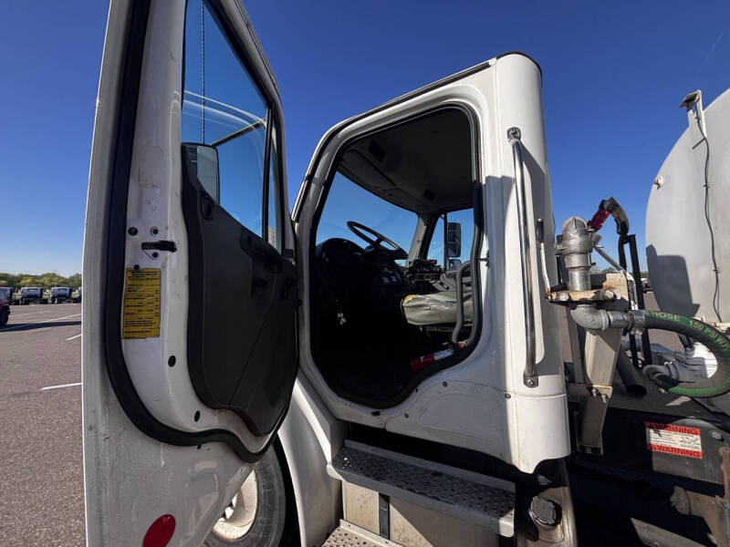 2004 Freightliner M2 106