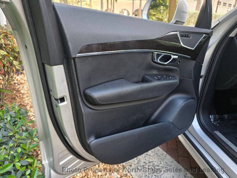 2016 Volvo XC90 T6 Momentum