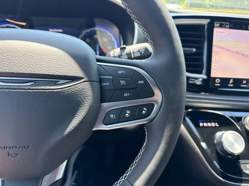 2027 Chrysler Pacifica Select