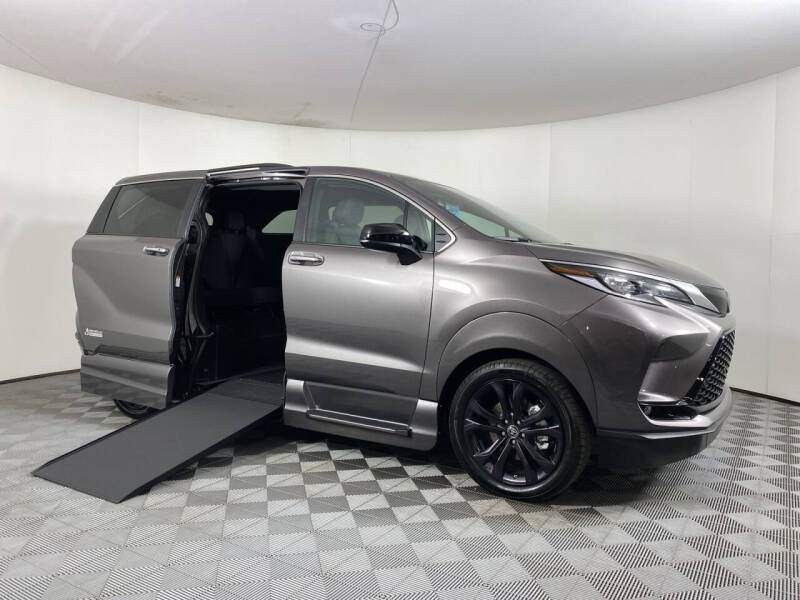 2022 Toyota Sienna XSE 7-Passenger