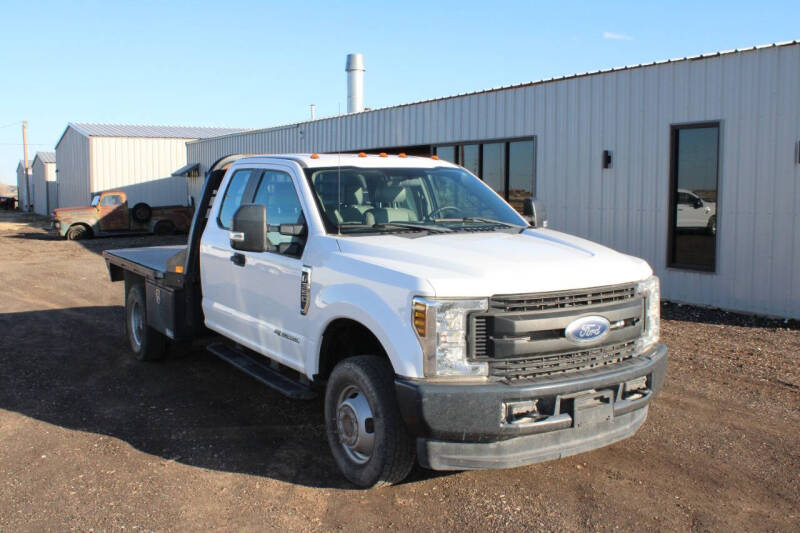 2018 Ford F-350 Super Duty Chassis Cab XL photo 3