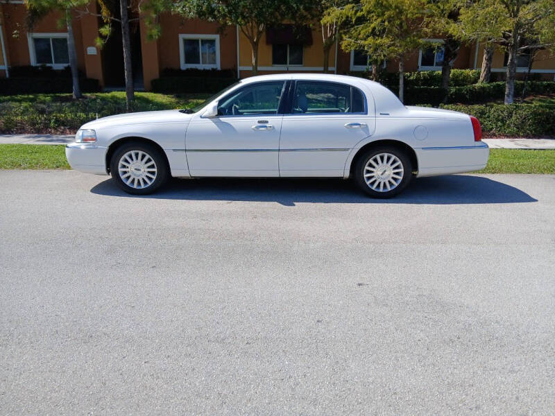 2003 Lincoln Town Car Executive's photo