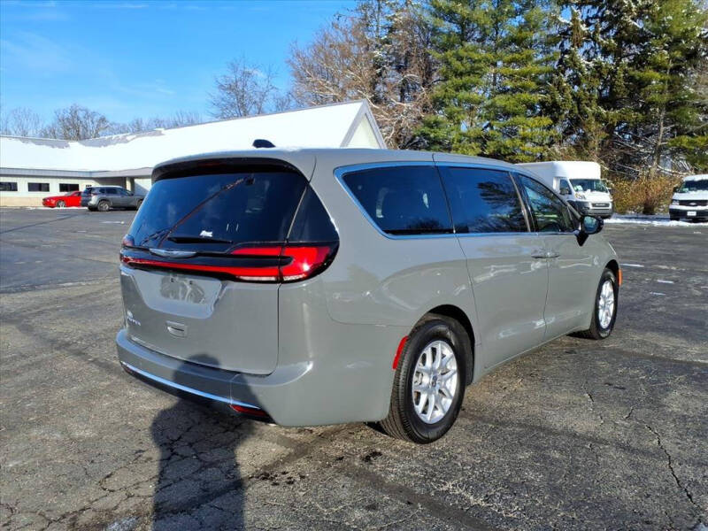 2025 Chrysler Pacifica Select
