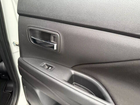 2017 Mitsubishi Outlander ES