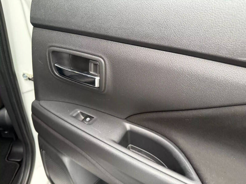 2017 Mitsubishi Outlander ES