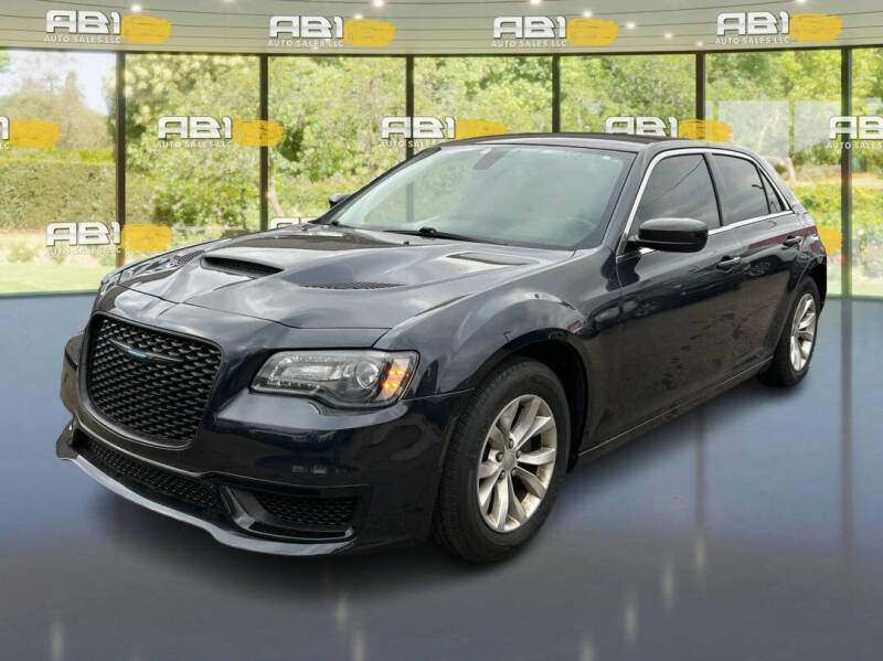 2018 Chrysler 300 Touring's photo