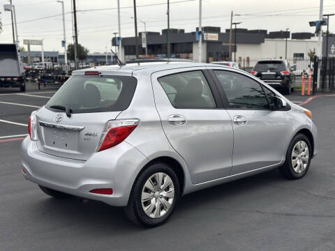 2012 Toyota Yaris 5-Door LE