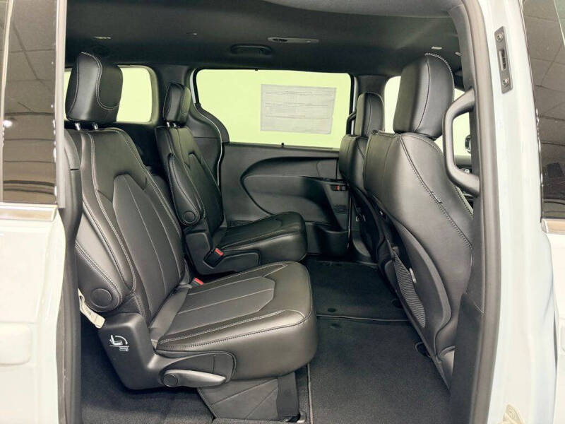 2027 Chrysler Pacifica Select