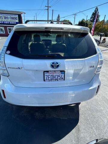 2014 Toyota Prius v Five
