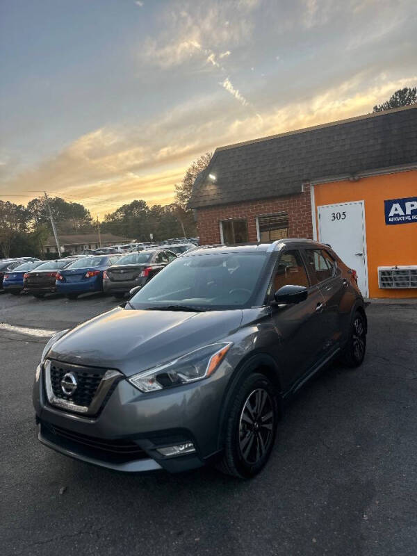 2019 Nissan Kicks SR photo 2