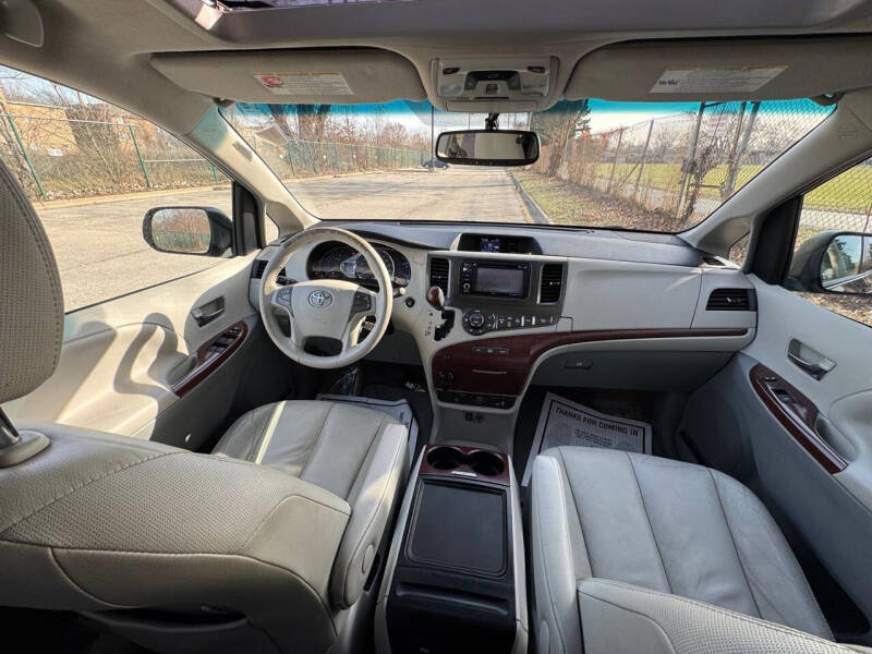 2013 Toyota Sienna XLE photo 13