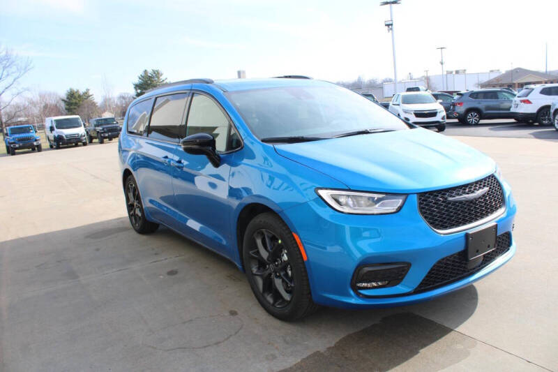 2026 Chrysler Pacifica Select
