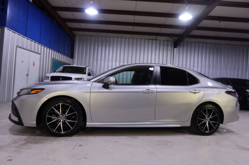 2022 Toyota Camry SE's photo