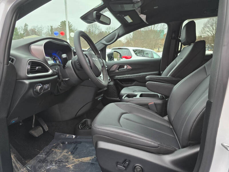 2025 Chrysler Voyager LX