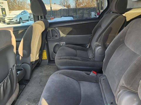2005 Toyota Sienna LE 8 Passenger