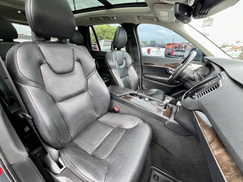 2016 Volvo XC90 T6 Momentum