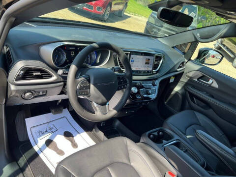 2027 Chrysler Pacifica Select