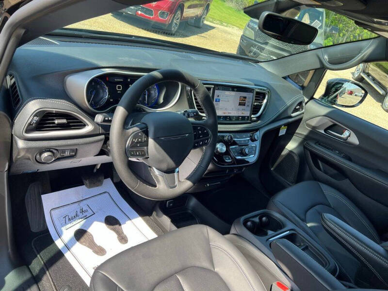 2027 Chrysler Pacifica Select