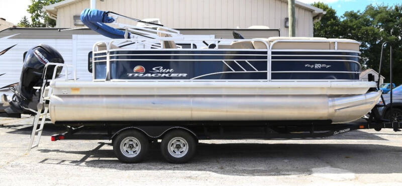 2020 Sun Tracker PANTOON BOAT