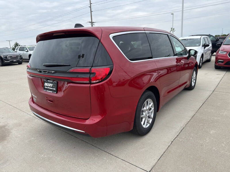 2027 Chrysler Pacifica Select