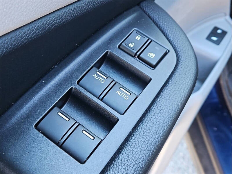 2022 Honda Pilot Touring w/Rear Captain's Chairs