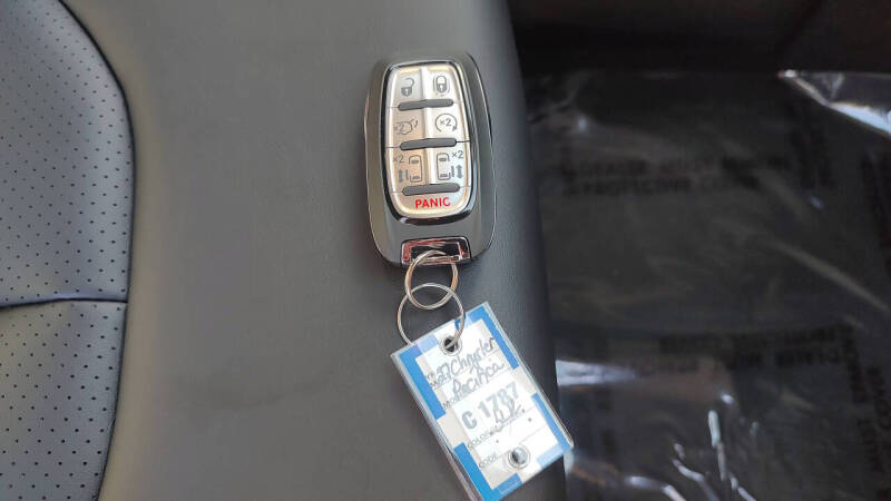 2027 Chrysler Pacifica Select