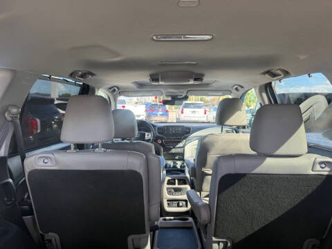 2021 Honda Pilot Touring w/Rear Captain's Chairs