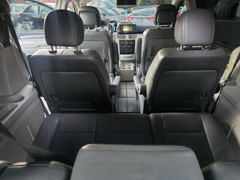 2011 Volkswagen Routan SE