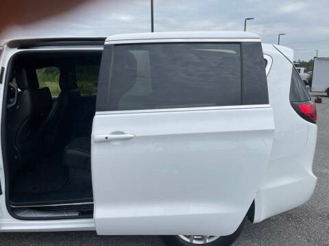 2027 Chrysler Pacifica Select
