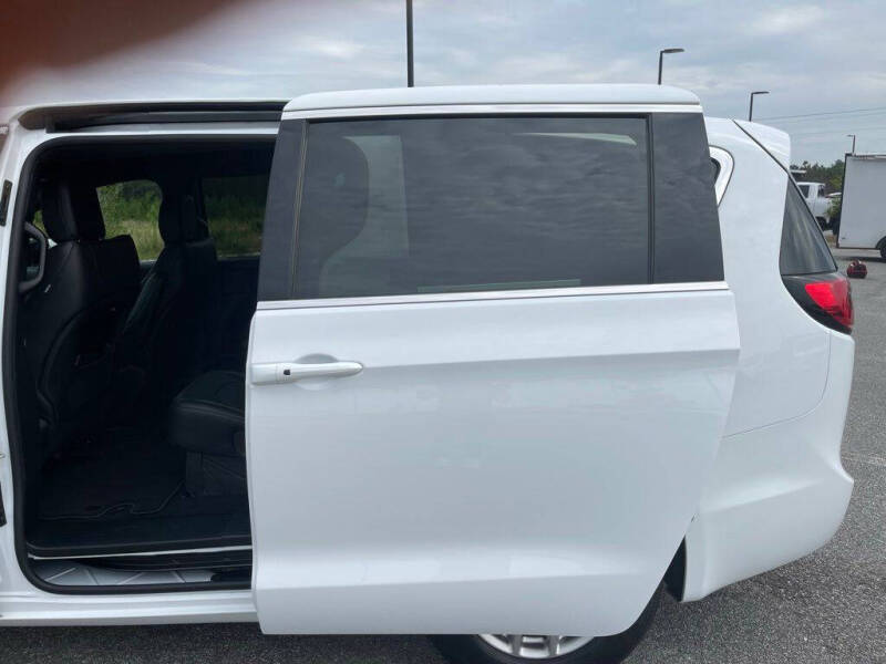 2027 Chrysler Pacifica Select
