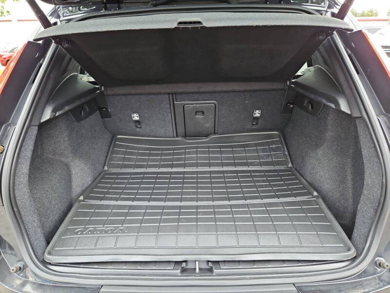 2022 Volvo XC40 T5 Momentum