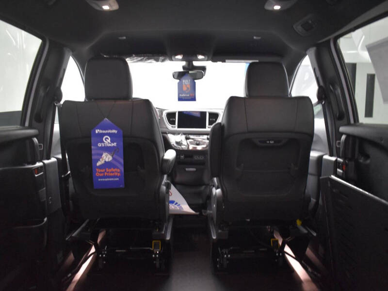 2025 Chrysler Pacifica Select