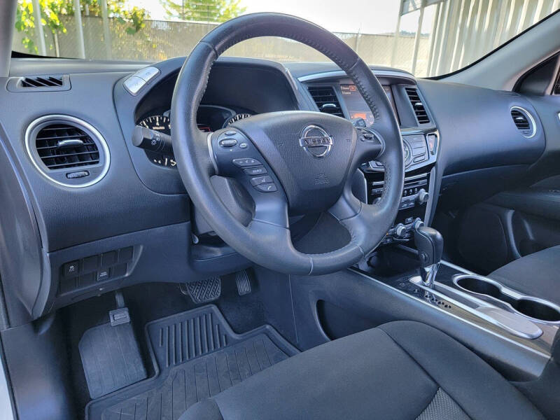 2017 Nissan Pathfinder SV