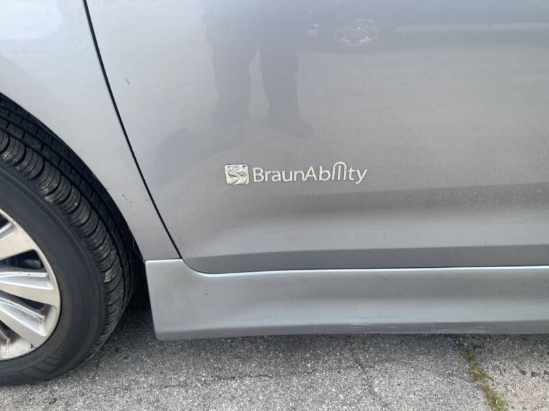 2011 Toyota Sienna XLE 7-Passenger Auto Access Seat