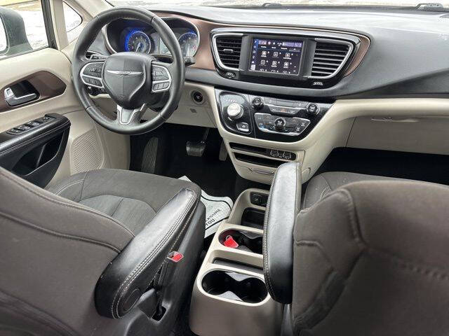 2022 Chrysler Voyager LX