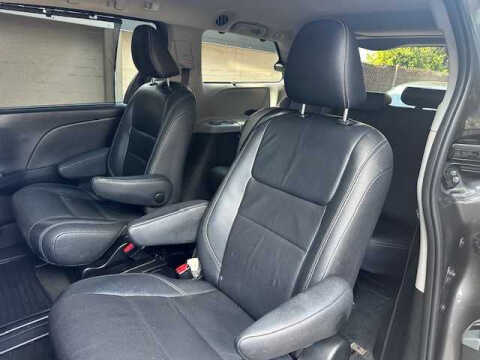 2017 Toyota Sienna SE Premium 8-Passenger