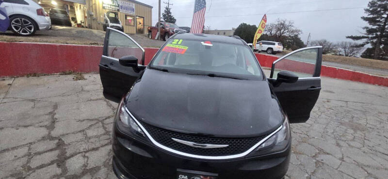 2021 Chrysler Voyager's photo