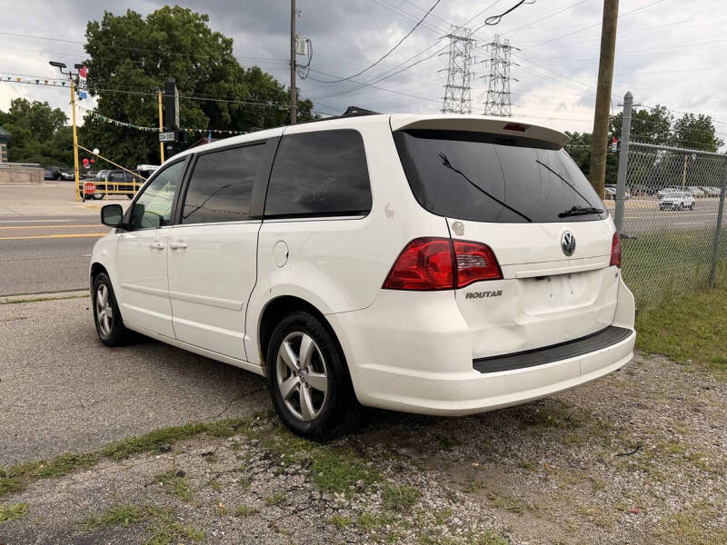 2011 Volkswagen Routan SE