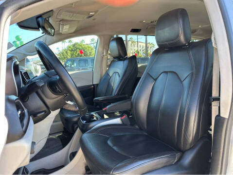 2017 Chrysler Pacifica Touring-L