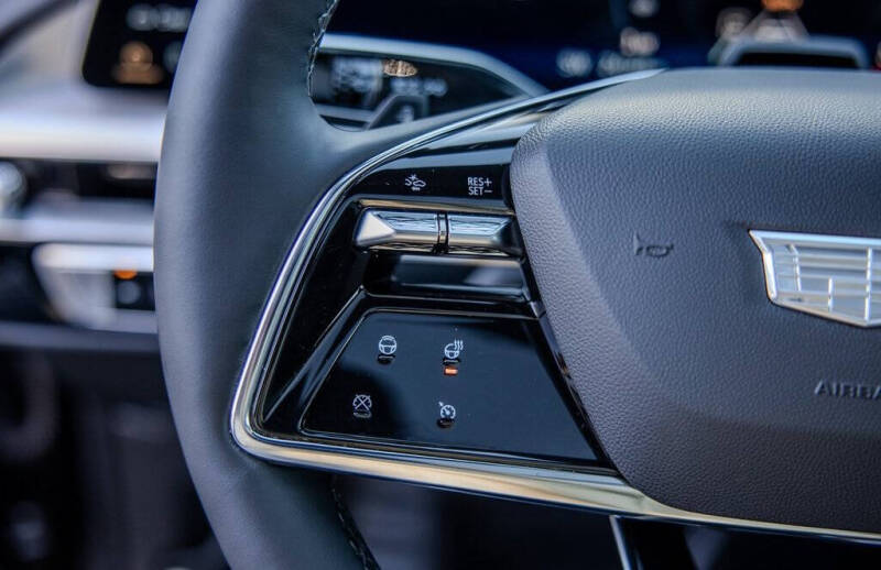 2024 Cadillac LYRIQ Luxury 2