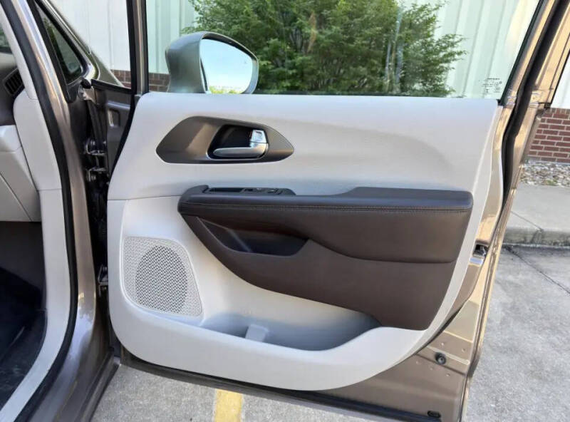 2017 Chrysler Pacifica Touring-L Plus