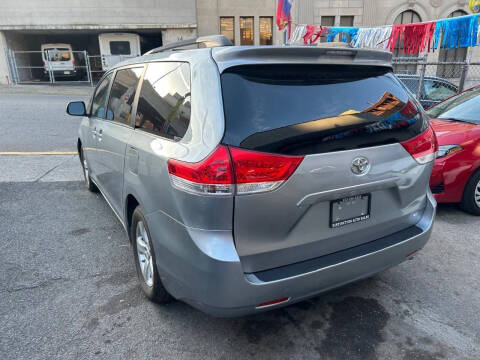 2014 Toyota Sienna LE 8-Passenger