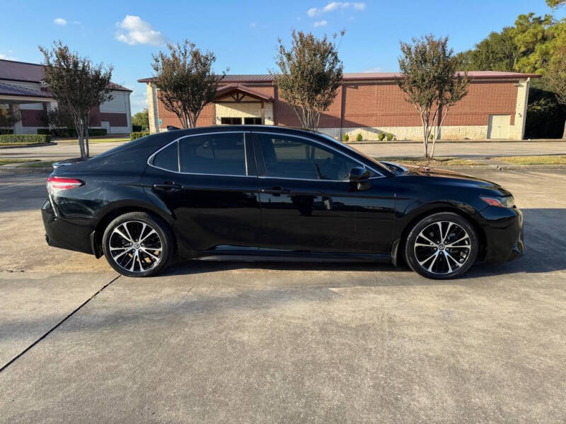 2019 Toyota Camry SE photo 5