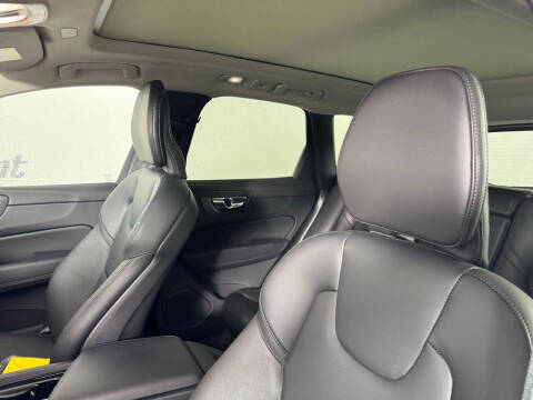 2024 Volvo XC60 B5 Core Dark Theme